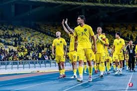 跋涉近18小时，15岁小球迷在球场外山上直播解说解放者杯决赛