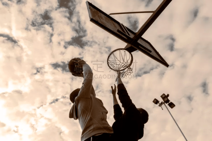 德州扑克什么时候该加注（德州扑克加注的最佳时机）