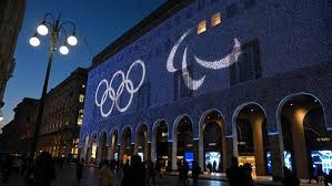 久常凉在比赛中手滑，球杆脱手刚好砸在了自己的小球上